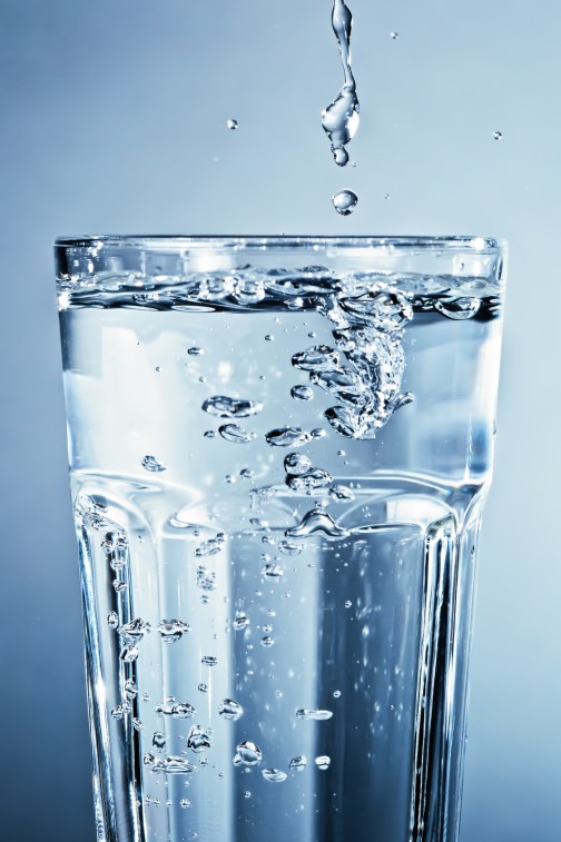 Sauberes klares Wasser im Glas